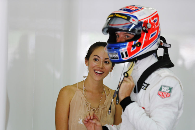 Kommt ganz schön ins Schwitzen: Jenson Button (im Bild mit Ehefrau Jessica Michibata)