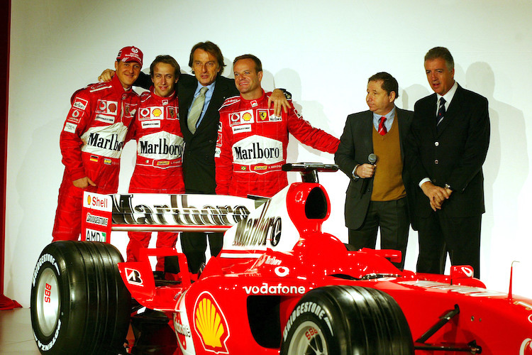 Piero Ferrari (ganz rechts) bei der Präsentation des 2004er Formel-1-Ferrari