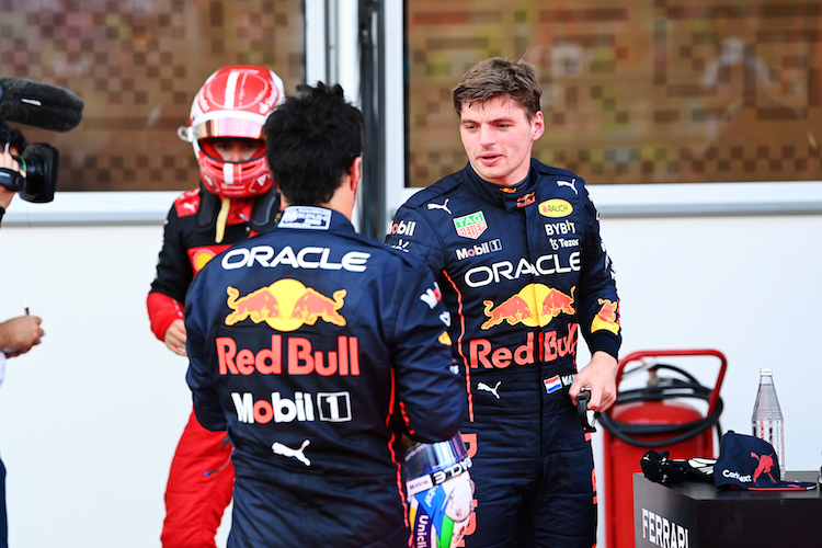 Max Verstappen und Sergio Pérez, hinten Charles Leclerc