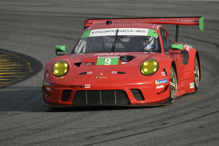 Ungewohnte rote Farbe für einen Porsche 911 GT3 R bei PFAFF Motorsports