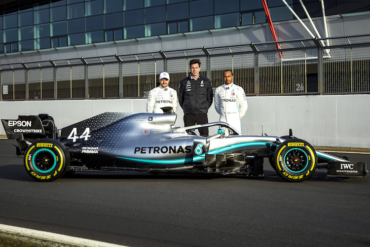Toto Wolff mit Valtteri Bottas, Lewis Hamilton und dem 2019er-Mercedes  
