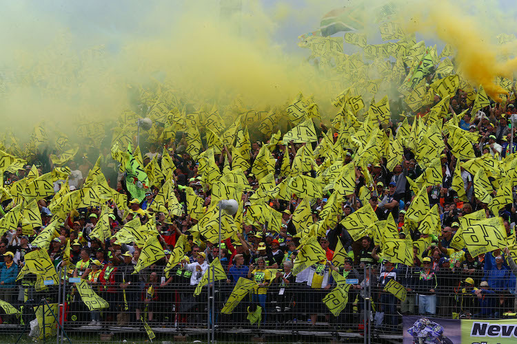 Unverkennbar: Die Rossi-Fans sorgen für Stimmung