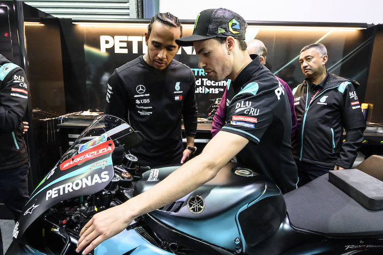 Lewis Hamilton besuchte das Petronas Yamaha Sepang Racing Team in Katar