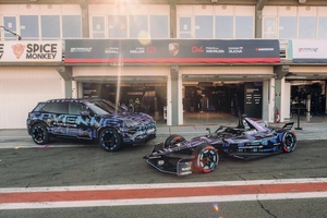 Der Porsche Cayenne Electric und der 99X Electric aus der Formel E)