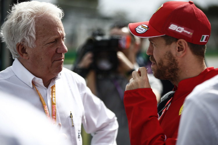Sebastian Vettel und F1-Rennleiter Charlie Whiting trafen sich gestern im Albert Park