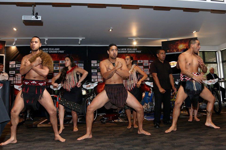 Die Maori stimmten uns auf den Kampf am Samstagabend ein