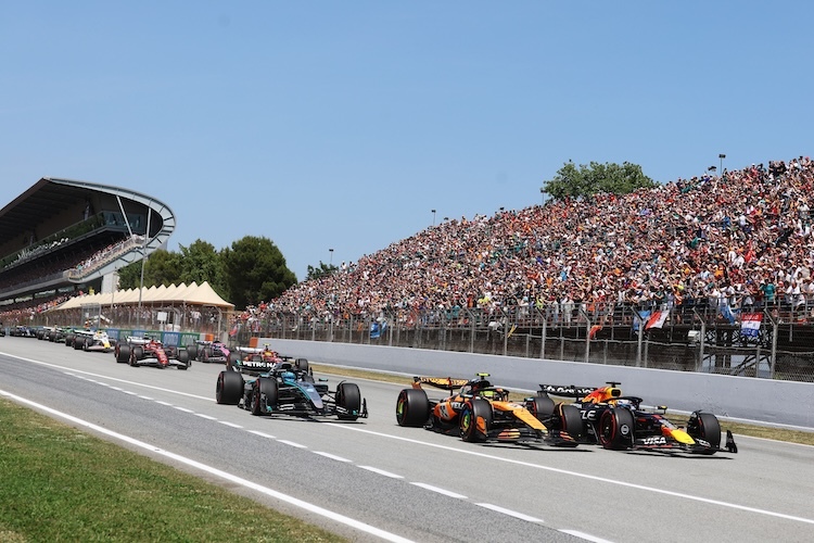 Kurz nach dem Start zum Spanien-GP: Piastri ist schon entwischt, Verstappen krallt sich Norris, dahinter Russell