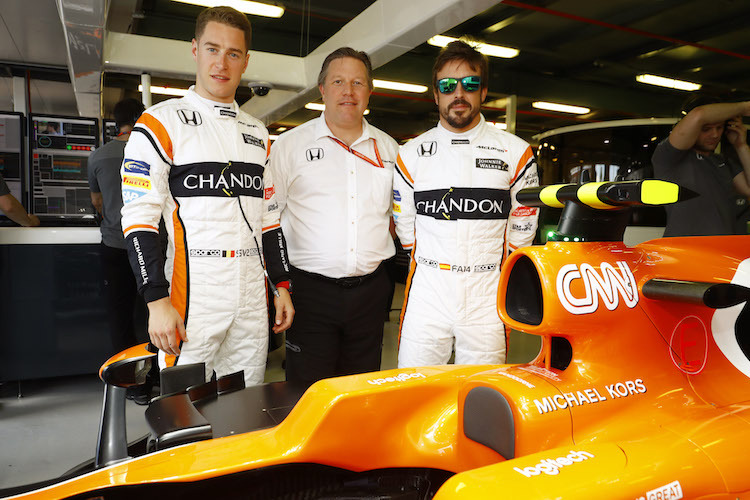 Zak Brown mit seinen beiden Piloten Stoffel Vandoorne und Fernando Alonso