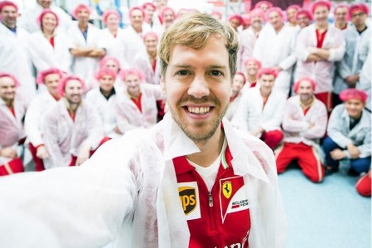 Sebastian Vettel macht zur Gaudi seiner Ferrari-Truppe ein Selfie