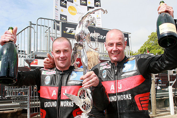 Nicky Crowe und Mark Cox nach ihrem TT-Sieg 2008