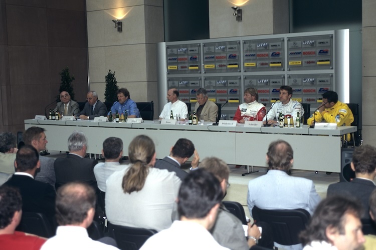 Pressekonferenz mit DMSB-Präsident Winfried Urbinger, ITR-Vorstand HW Aufrecht, den Sportchefs Norbert Haug (Mercedes) und Volker Strycek (Opel), Moderator Rainer Braun und den Piloten Joachim Winkelhock, Bernd Schneider und Christian Abt