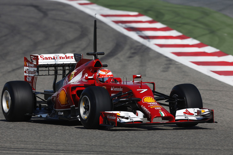 Kimi Räikkönen mit Messgittern unter dem Heckflügel des Ferrari