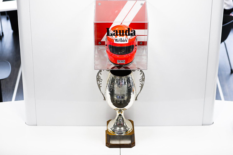 Helm und Siegerpokal von Lauda aus dem Jahre 1984 bei McLaren