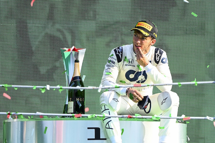 Pierre Gasly geniesst seinen Aufenthalt auf dem Siegerpodest von Monza 2020