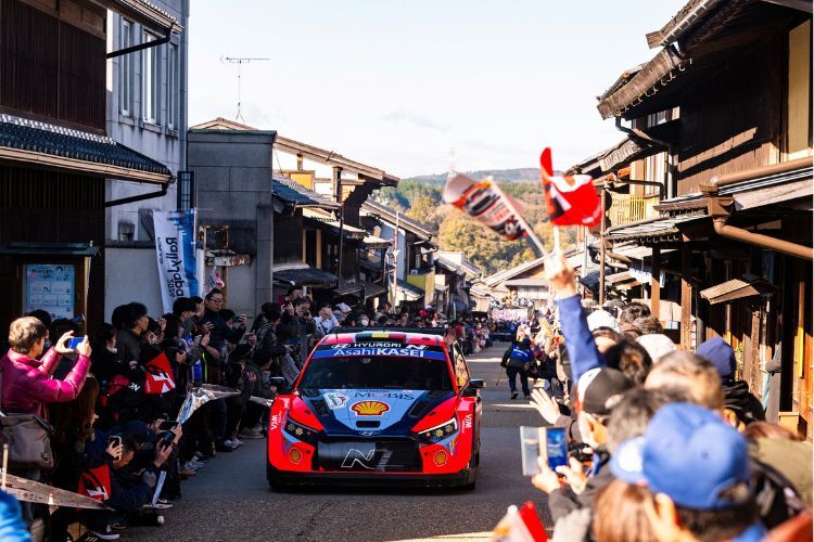 Japanische Fans zeigen sich sportlich-enthusiastisch: Auch für Hyundai-Pilot Thierry Neuville