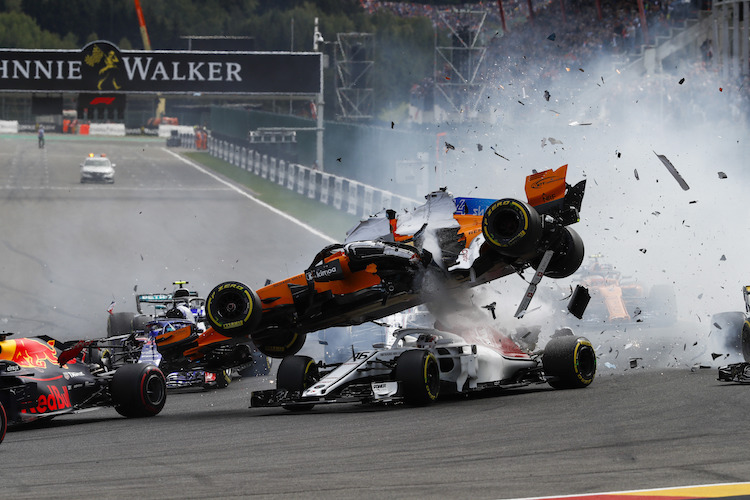 Kurz nach dem Start kracht es oft in Spa-Francorchamps, wie hier 2018 zwischen Charles Leclerc (unten) und Fernando Alonso (oben)