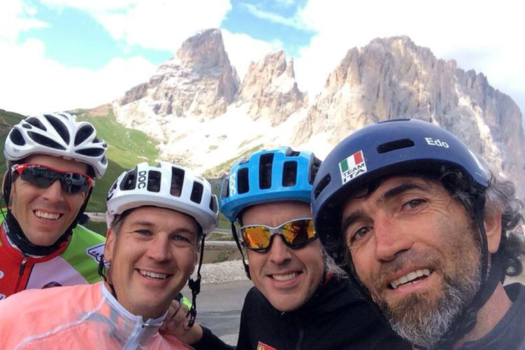 Ferrari-Star Fernando Alonso ist mit Freunden in den italienischen Dolomiten unterwegs