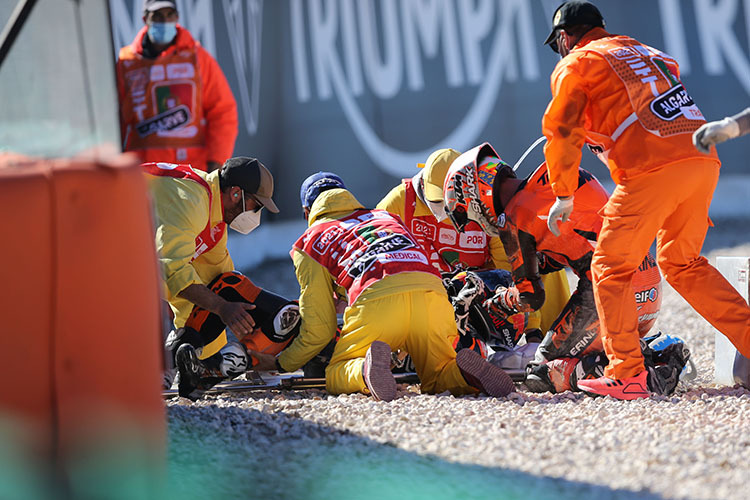 Miguel Oliveira a dû être soigné par les ambulanciers après l'accident