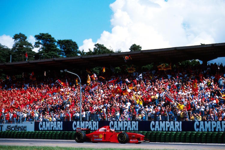 Michael Schumacher 1997 mit seinem Ferrari in Hockenheim