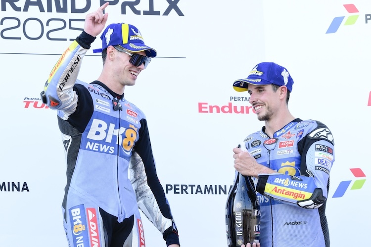 Alex Marquez freut sich mit Sieger Fermin Aldeguer