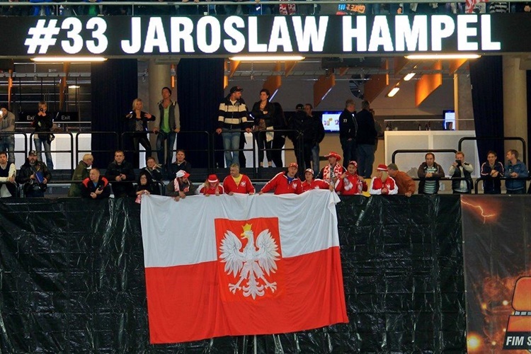 Die polnischen Fans feiern Jaroslav Hampel