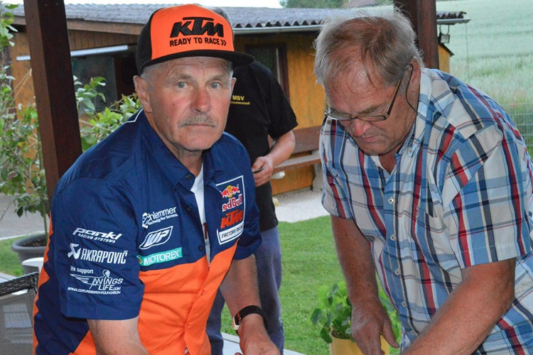 Vladimir Kavinov traf sich mit seinem KTM-Werksmechaniker Hans Bader