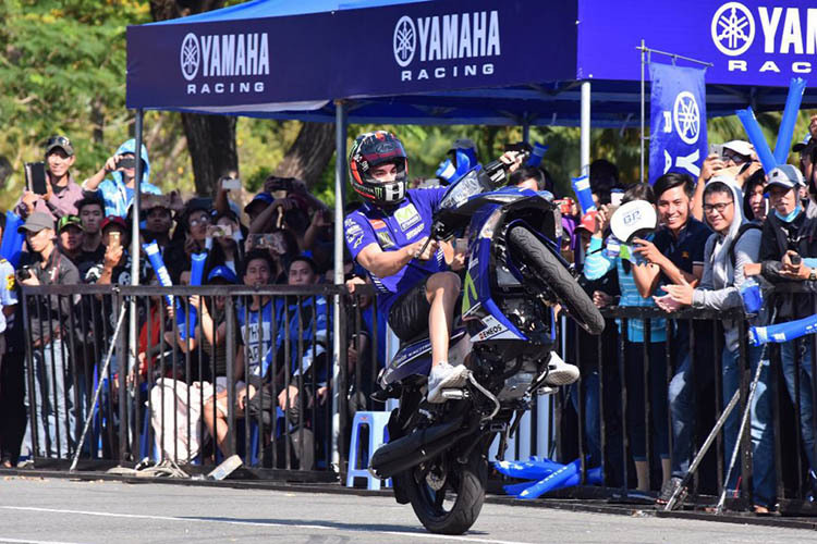 Viñales legte auf einem Yamaha-Roller eine Show für die Fans hin