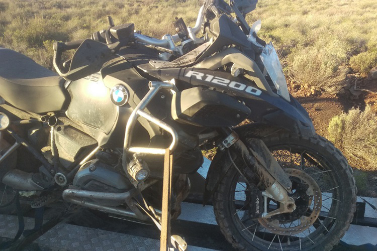 Einzelfall: Fahrer unterwegs ins Krankenhaus, Motorrad auf dem Anhänger