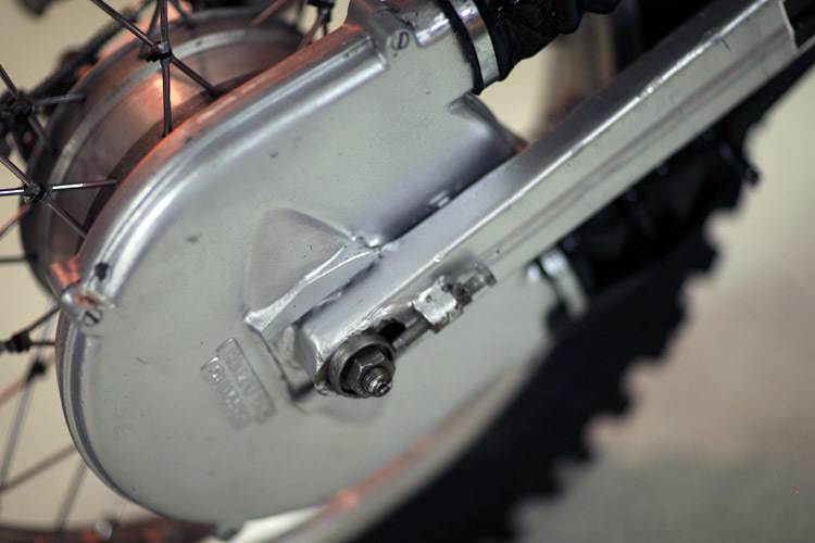 Kennzeichnend für MZ-Werks- und Serienmotorräder war der Kettenkasten, beim Serienmodell aus Hartplastik, beim Werksbike aus einer Ultraleicht-Alu-Legierung
