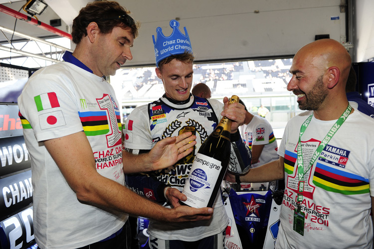 Supersport-Weltmeister 2011: Chaz Davies (Mitte) und ParkinGO-Boss Giuliano Rovelli (re.)