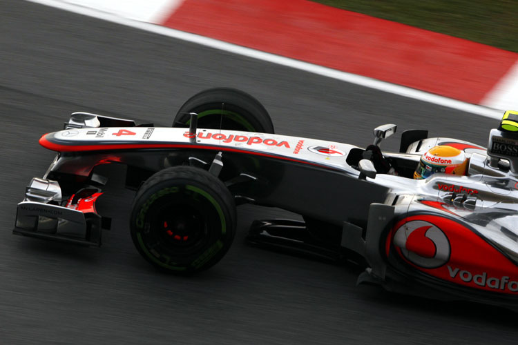 Glühende Bremsscheibe am McLaren von Lewis Hamilton