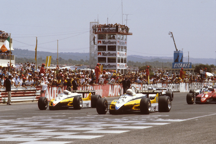 Alain Prost (links) und René Arnoux mit ihren Renault beim Start zum Grossen Preis von Frankreich 1982