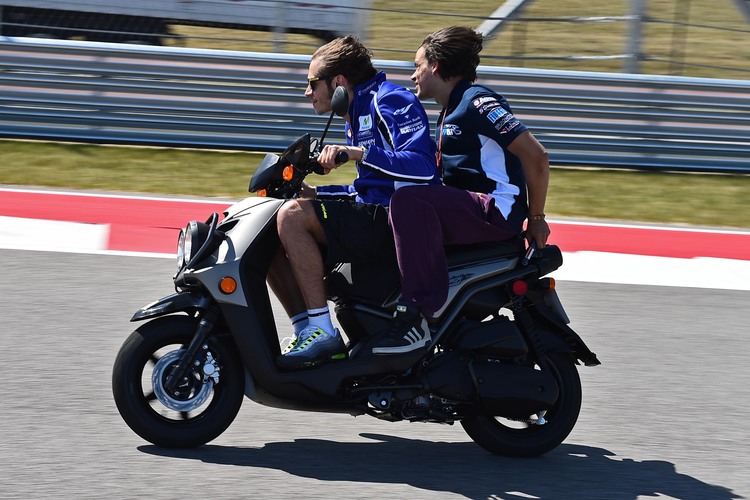 Valentino Rossi drehte vor dem Training ein paar Runden mit dem Roller