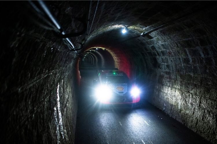 Licht/er am Ende des Tunnels? Thierry Neuville am Freitag mit Technikpech