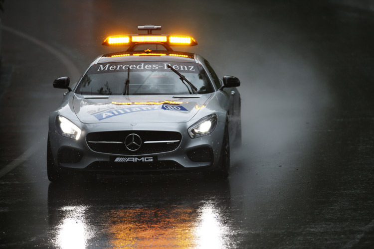 Ein bekanntes Bild: Safety-Car-Pilot Bernd Mayländer prüft die Streckenbedingungen auf dem nassen Asphalt des Circuit Gilles Villeneuve