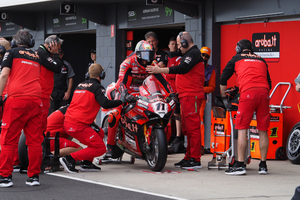 2024: Vizeweltmeister Nicolo Bulega beim Boxenstopp)