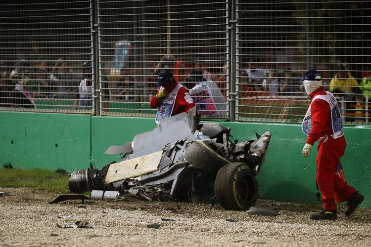 Unglaublich: Fernando Alonso entstieg diesem Wrack unversehrt