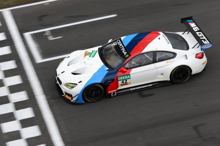 Traditionsfarben: Der BMW M6 GT3 des Teams Schnitzer