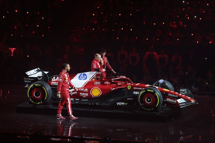 Lewis Hamilton, Fred Vasseur und Charles Leclerc bei der F1 75 Live-Show in London