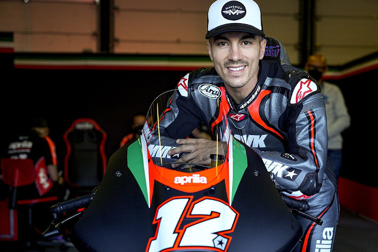 Maverick Viñales posiert lächelnd mit seiner RS-GP