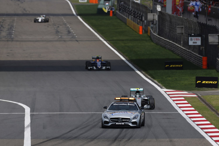 Nico Rosberg führte das Feld schon wieder an, als das Safety Car auf die Strecke kam