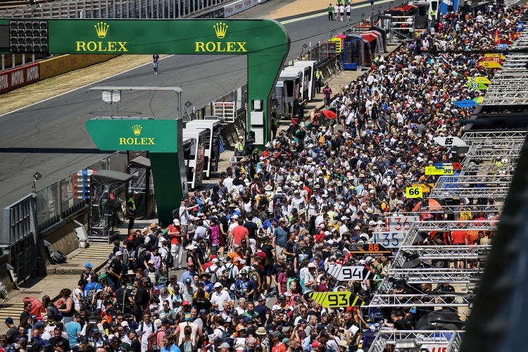 Viel los: Auch dieses Jahr schauen sich eine Menge Zuschauer die 24h Le Mans an