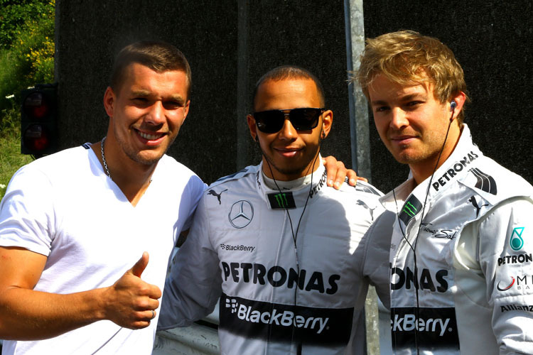Autonarr Lukas Podolski besuchte die Mercedes-Fahrer Lewis Hamilton und Nico Robserg beim Deutschland-GP 2014