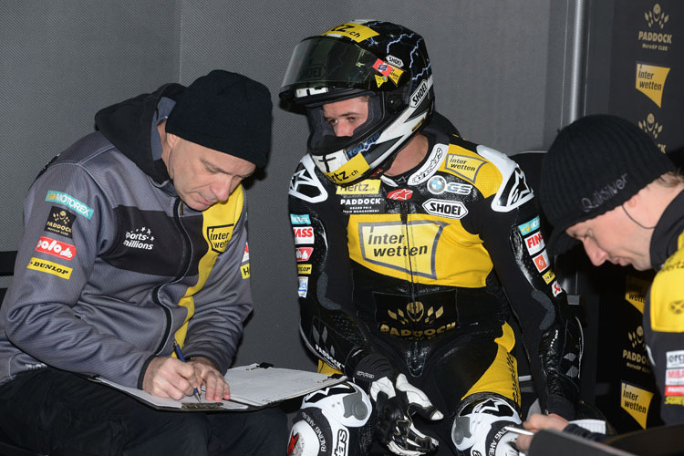 Crew-Chief Alfred Willecke mit Tom Lüthi beim Valencia-Test