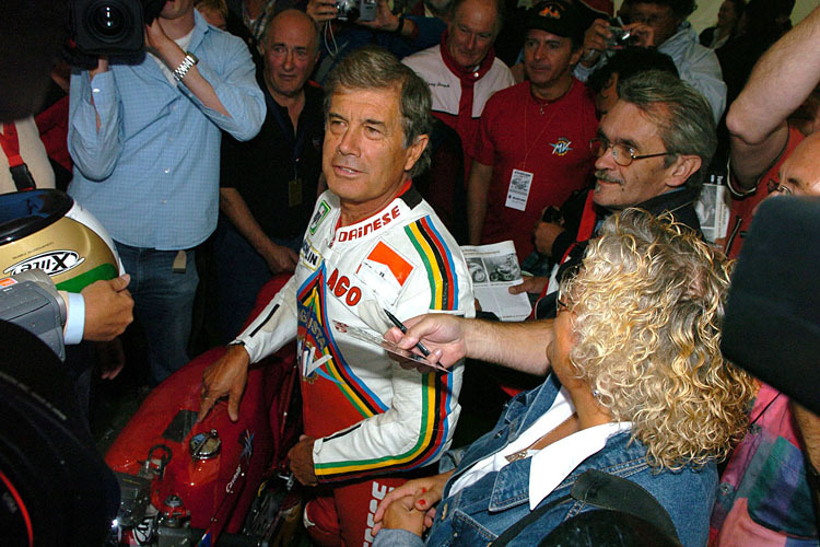Giacomo Agostini belagert von Presse und Fans