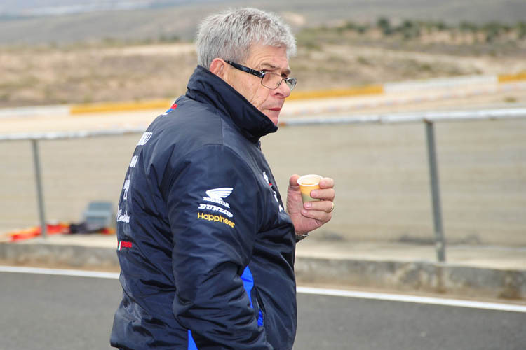 Test in Almeria: Giancarlo Cecchini (73) mit Espresso an der Boxenmauer