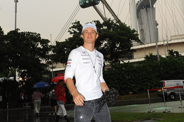 Nico Rosberg im Regen von Singapur