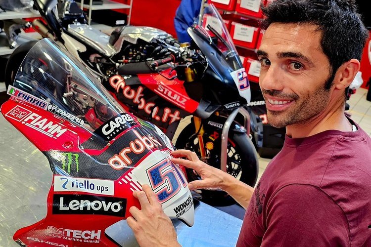 Michele Pirro klebte seine Startnummer persönlich auf sein Motorrad