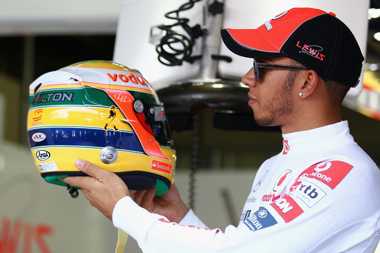 Lewis Hamilton mit einem Helm in Senna-Design