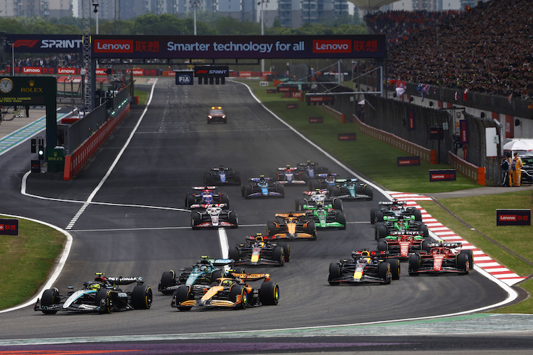 Start zum Sprint von China: Lewis Hamilton geht an Pole-Mann Norris vorbei